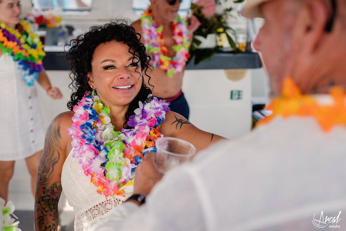 231-elena-y-a-ngel-fotografi-a-de-aniversario-de-bodas-en-catamaran-de-alicante-boda-de-verano-en-el-mar-de-alicante-164073-O
