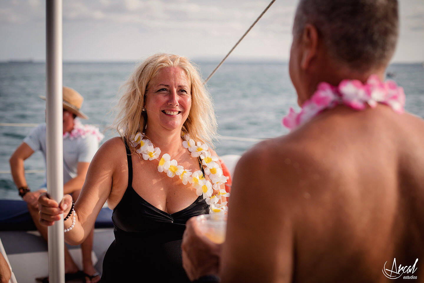 233-elena-y-a-ngel-fotografi-a-de-aniversario-de-bodas-en-catamaran-de-alicante-boda-de-verano-en-el-mar-de-alicante-164073-O