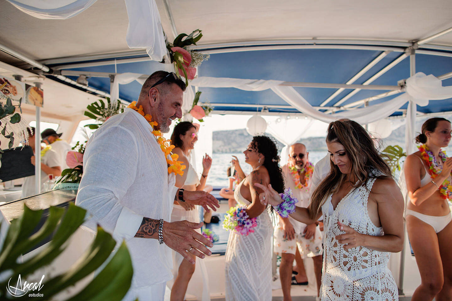 246-elena-y-a-ngel-fotografi-a-de-aniversario-de-bodas-en-catamaran-de-alicante-boda-de-verano-en-el-mar-de-alicante-164073-O