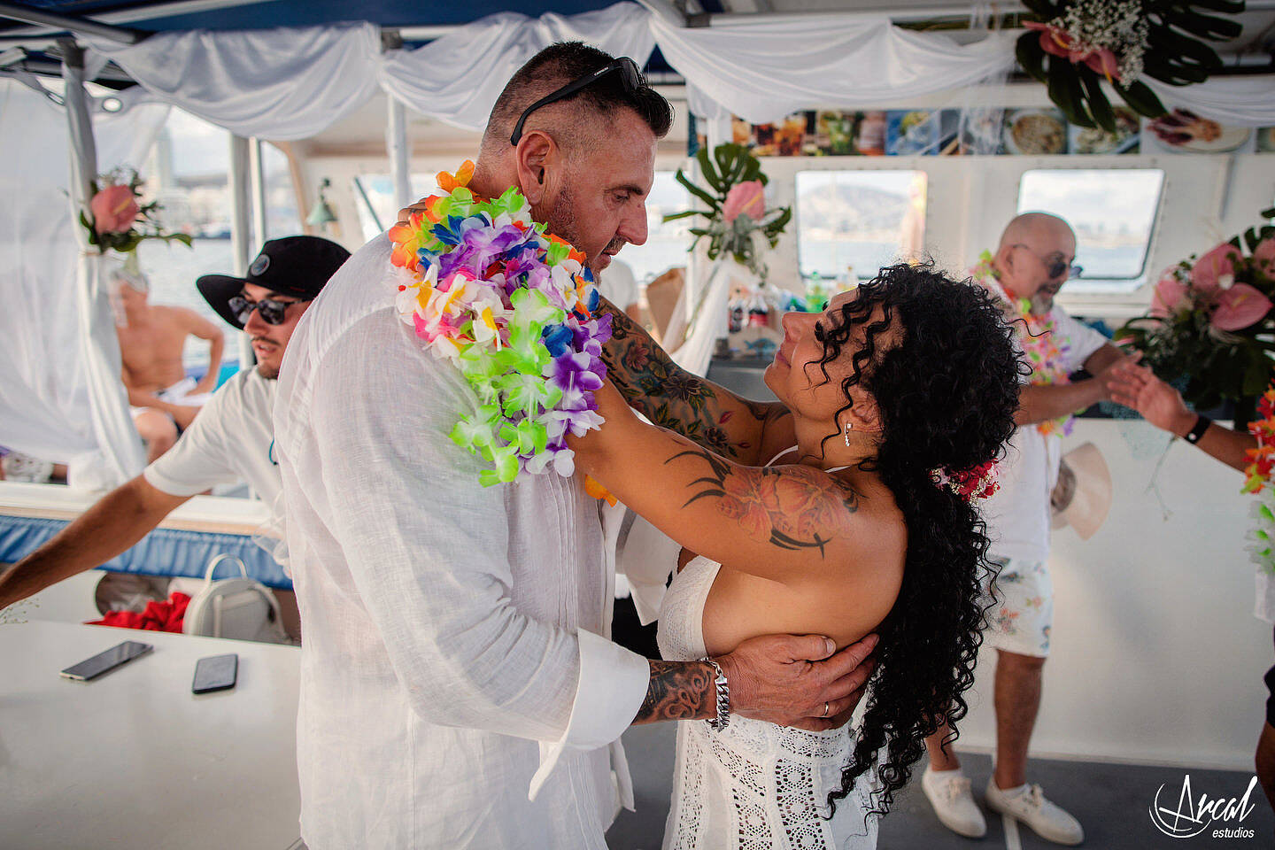 252-elena-y-a-ngel-fotografi-a-de-aniversario-de-bodas-en-catamaran-de-alicante-boda-de-verano-en-el-mar-de-alicante-164073-O