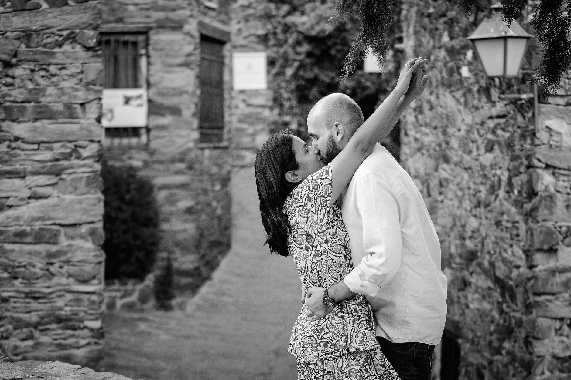047_Verónica y Alberto - Sesión de preboda en Patones de Arriba, Madrid_fotografía en blanco y negro