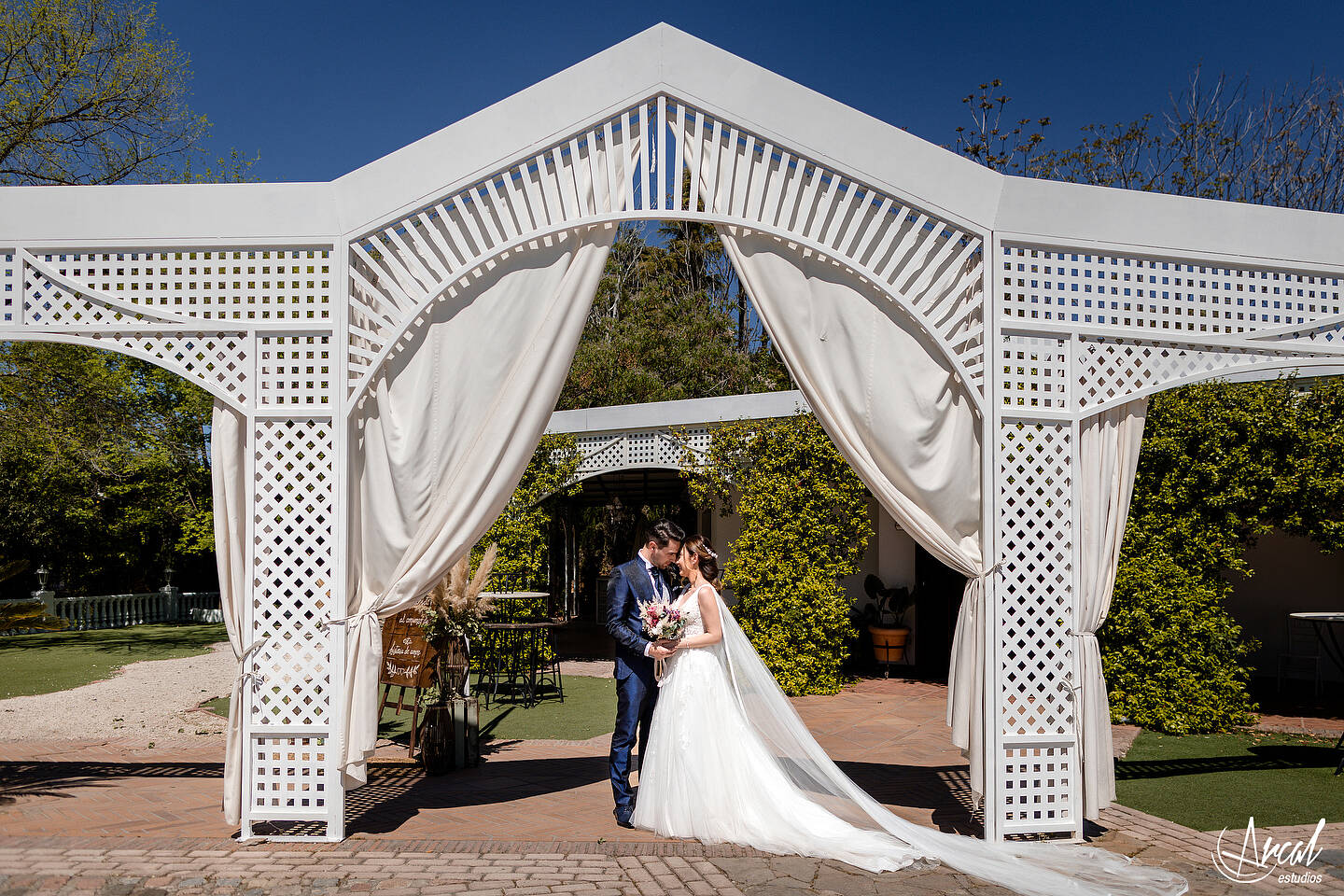 181-ana-y-a-lvaro-la-boda-en-los-jardines-de-sansuen-a-co-rdoba-jardinesdesansuena-maci-a-miisavarisa-novia-andresgallardopino-174073-O