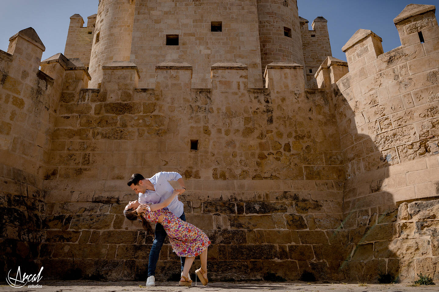 011_Ana y Álvaro pre boda en puente romano de córdoba, novios en torre de la calahorra, patios cordobeses y calleja de las flores.JPG