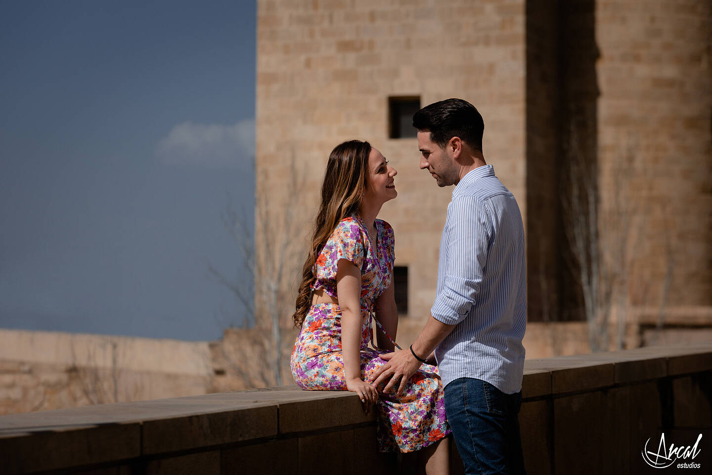 017_Ana y Álvaro pre boda en puente romano de córdoba, novios en torre de la calahorra, patios cordobeses y calleja de las flores.JPG