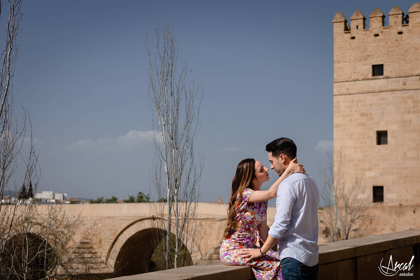 019_Ana y Álvaro pre boda en puente romano de córdoba, novios en torre de la calahorra, patios cordobeses y calleja de las flores.JPG