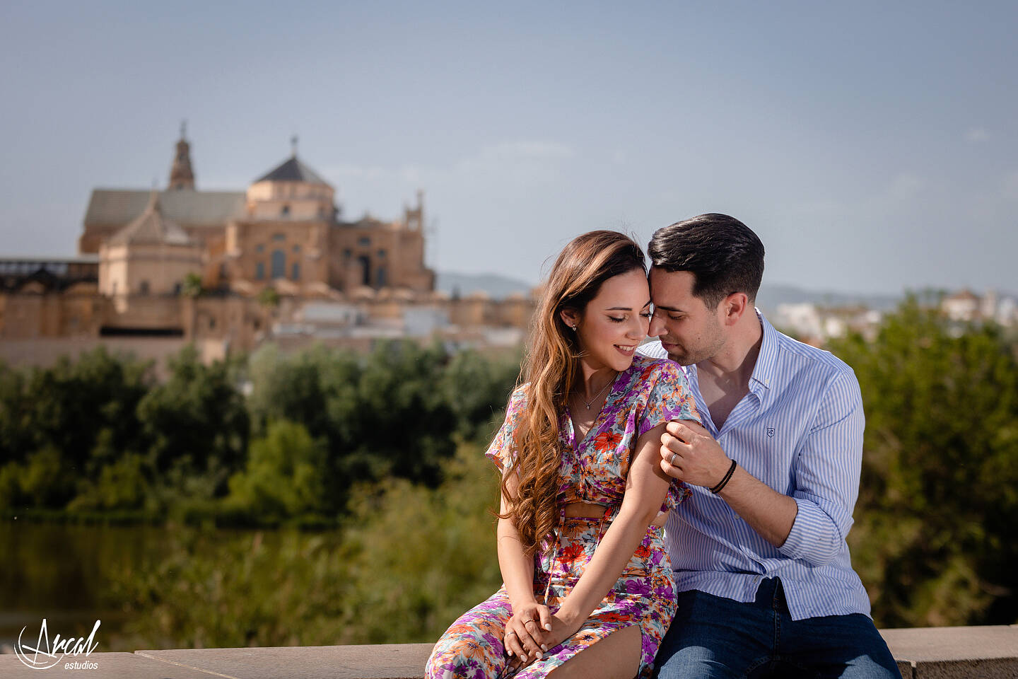 021_Ana y Álvaro pre boda en puente romano de córdoba, novios en torre de la calahorra, patios cordobeses y calleja de las flores.JPG