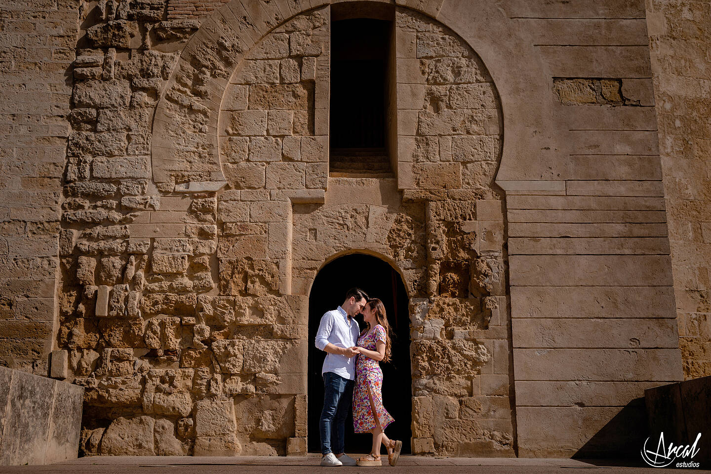 024_Ana y Álvaro pre boda en puente romano de córdoba, novios en torre de la calahorra, patios cordobeses y calleja de las flores.JPG