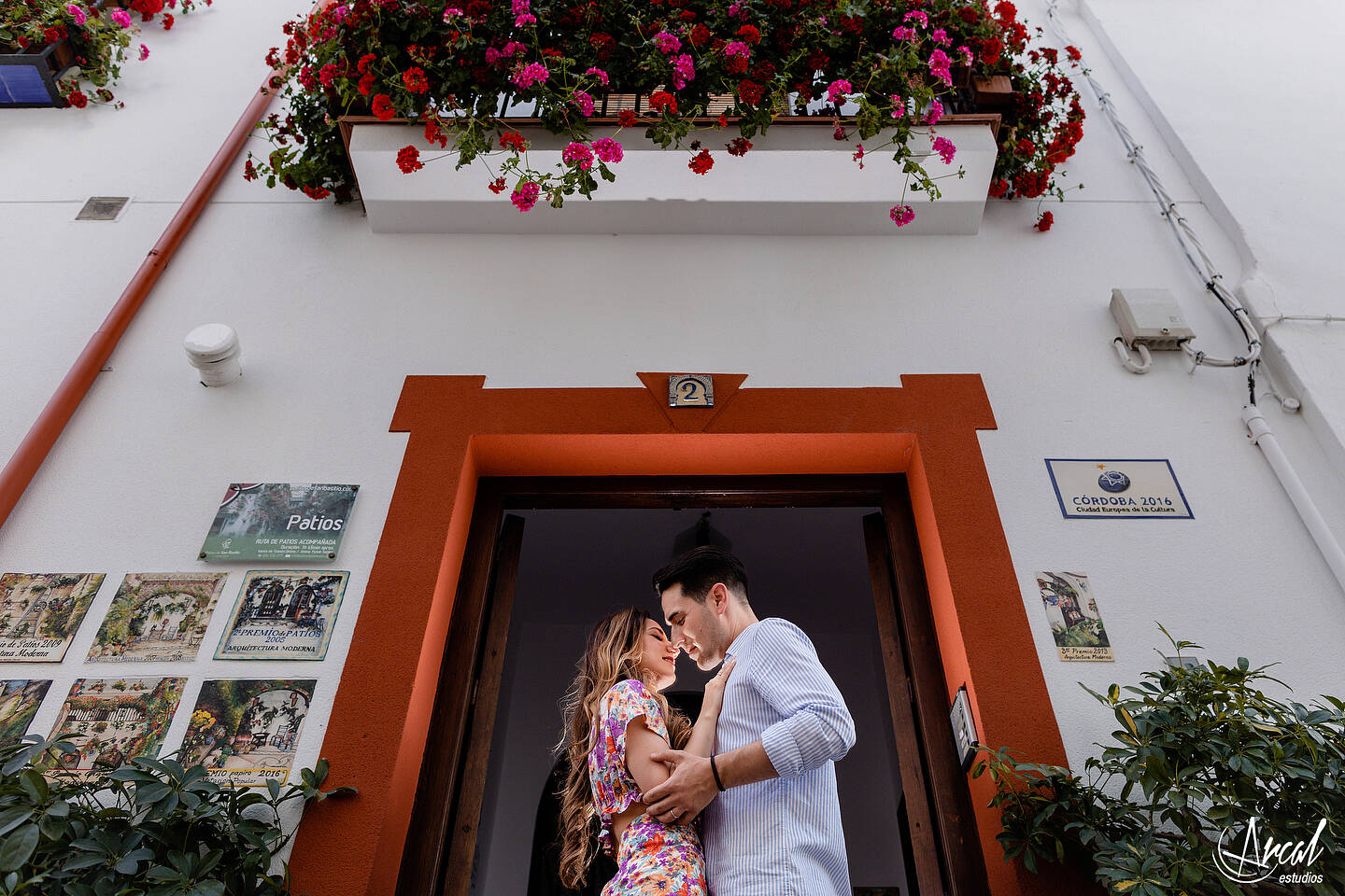033_Ana y Álvaro pre boda en puente romano de córdoba, novios en torre de la calahorra, patios cordobeses y calleja de las flores.JPG