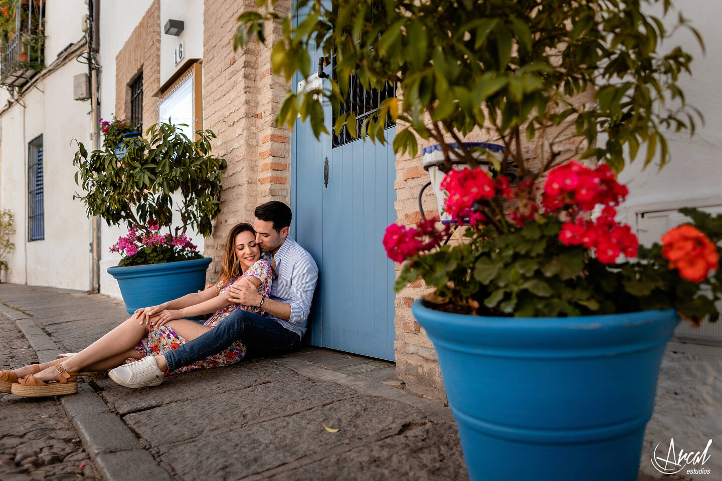 036_Ana y Álvaro pre boda en puente romano de córdoba, novios en torre de la calahorra, patios cordobeses y calleja de las flores.JPG