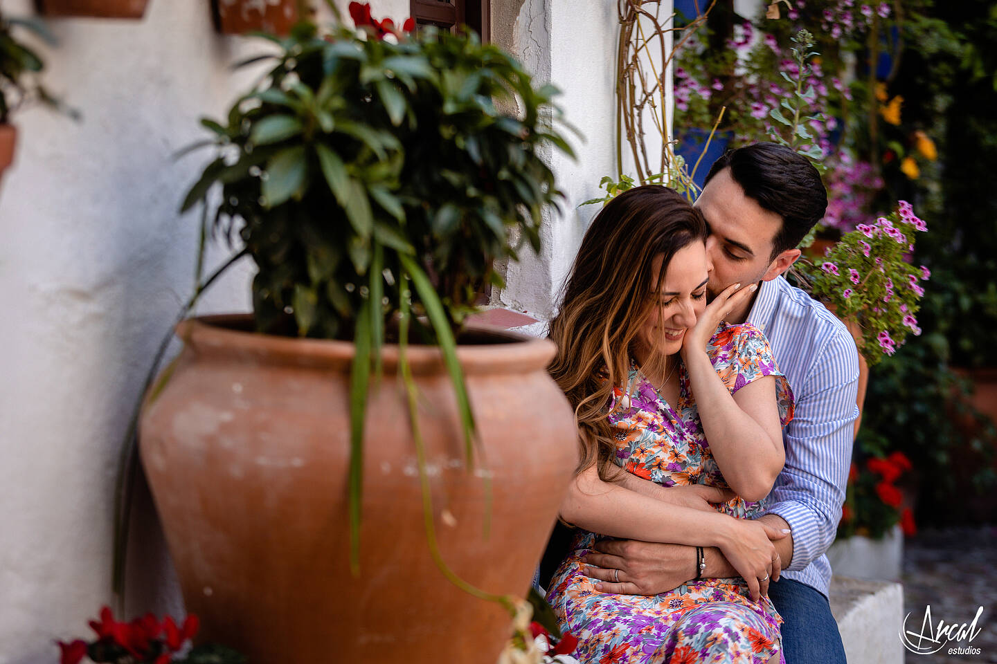 050_Ana y Álvaro pre boda en puente romano de córdoba, novios en torre de la calahorra, patios cordobeses y calleja de las flores.JPG
