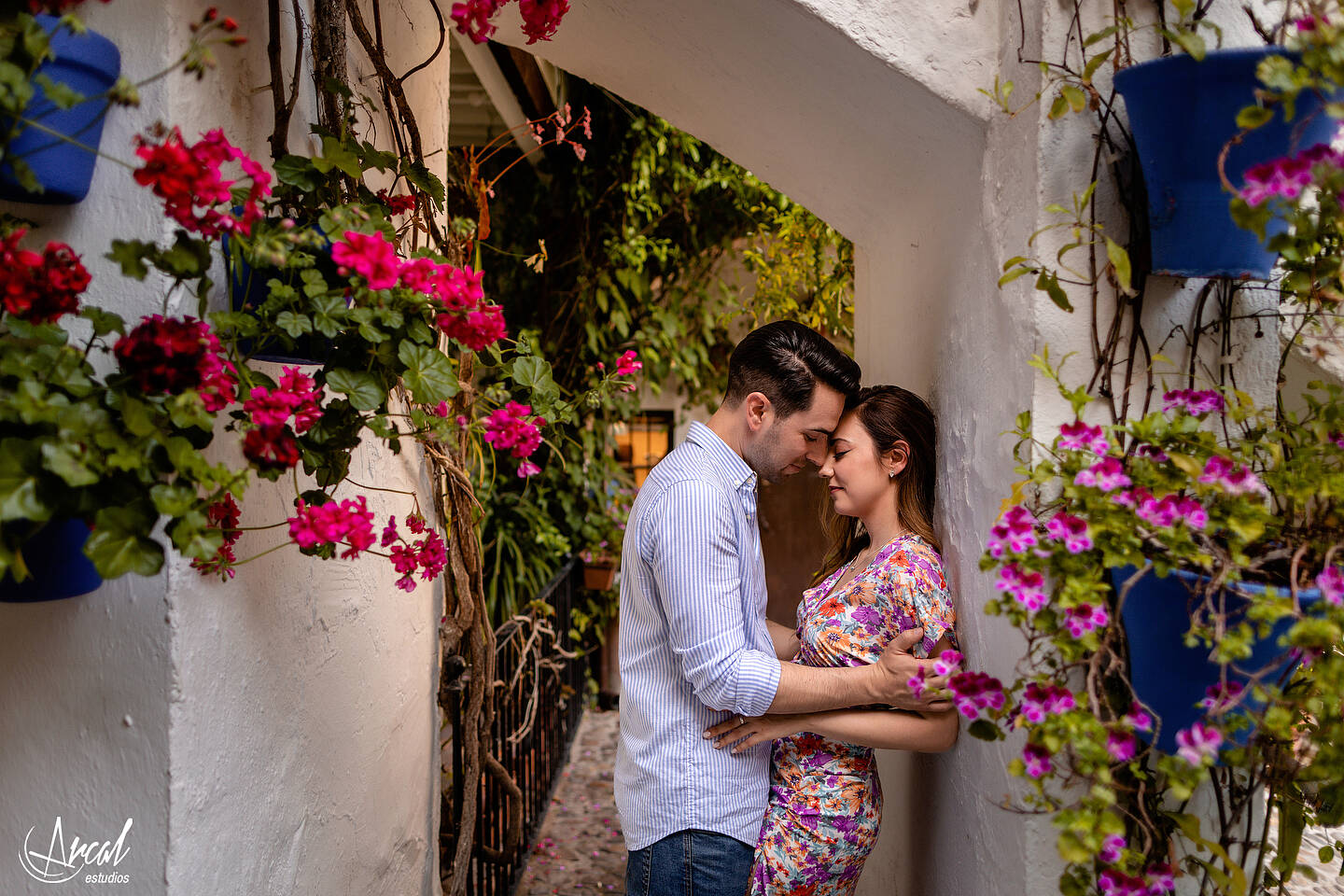 052_Ana y Álvaro pre boda en puente romano de córdoba, novios en torre de la calahorra, patios cordobeses y calleja de las flores.JPG