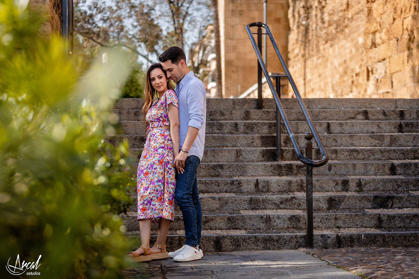065_Ana y Álvaro pre boda en puente romano de córdoba, novios en torre de la calahorra, patios cordobeses y calleja de las flores.JPG