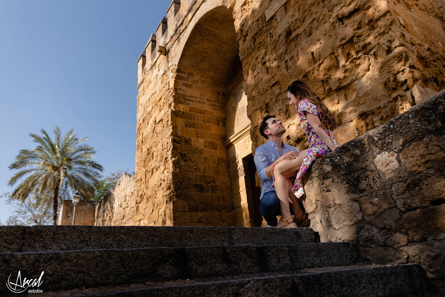 067_Ana y Álvaro pre boda en puente romano de córdoba, novios en torre de la calahorra, patios cordobeses y calleja de las flores.JPG