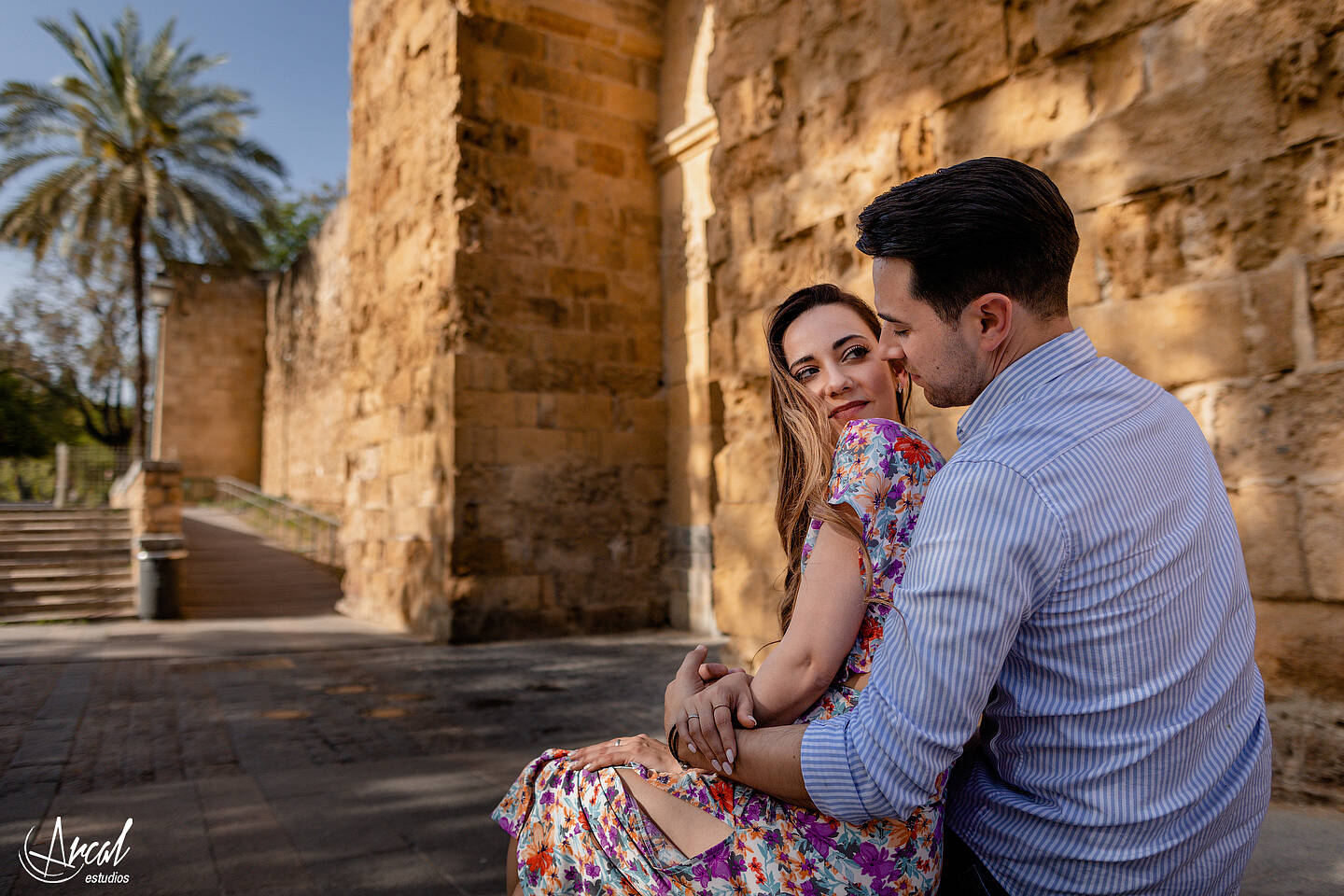 071_Ana y Álvaro pre boda en puente romano de córdoba, novios en torre de la calahorra, patios cordobeses y calleja de las flores.JPG