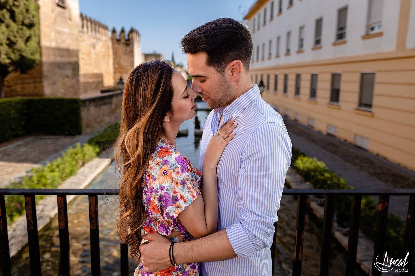 077_Ana y Álvaro pre boda en puente romano de córdoba, novios en torre de la calahorra, patios cordobeses y calleja de las flores.JPG