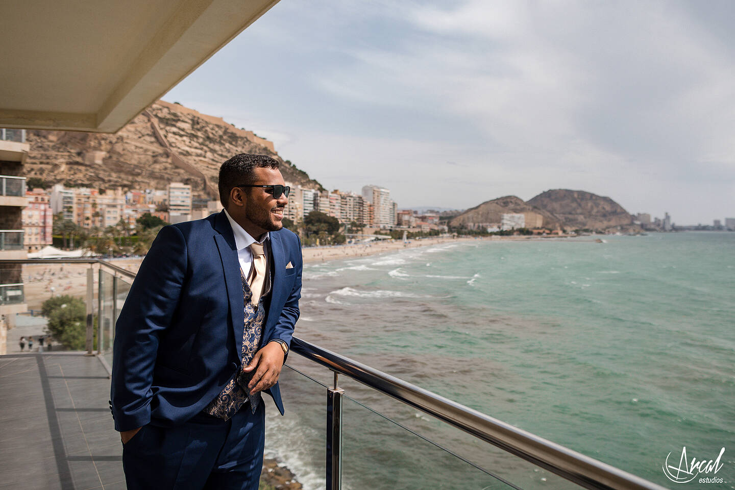 033_Deliana-y-Omar_Fotografía-de-Boda-hotel-meliá-alicante-casamiento-parroquía-santa-maría-de-alicante-fotos-boda-santa-cruz