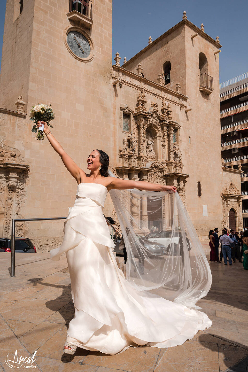 207_Deliana-y-Omar_Fotografía-de-Boda-hotel-meliá-alicante-casamiento-parroquía-santa-maría-de-alicante-fotos-boda-santa-cruz