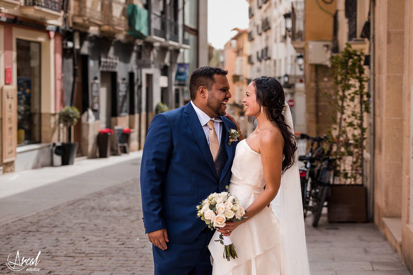 231_Deliana-y-Omar_Fotografía-de-Boda-hotel-meliá-alicante-casamiento-parroquía-santa-maría-de-alicante-fotos-boda-santa-cruz