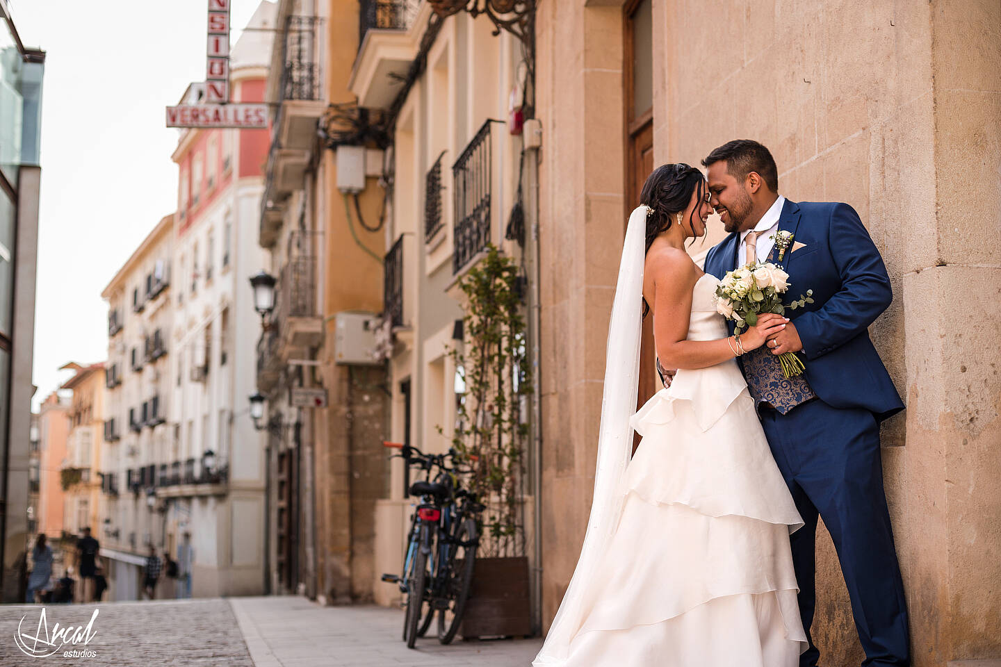 235_Deliana-y-Omar_Fotografía-de-Boda-hotel-meliá-alicante-casamiento-parroquía-santa-maría-de-alicante-fotos-boda-santa-cruz