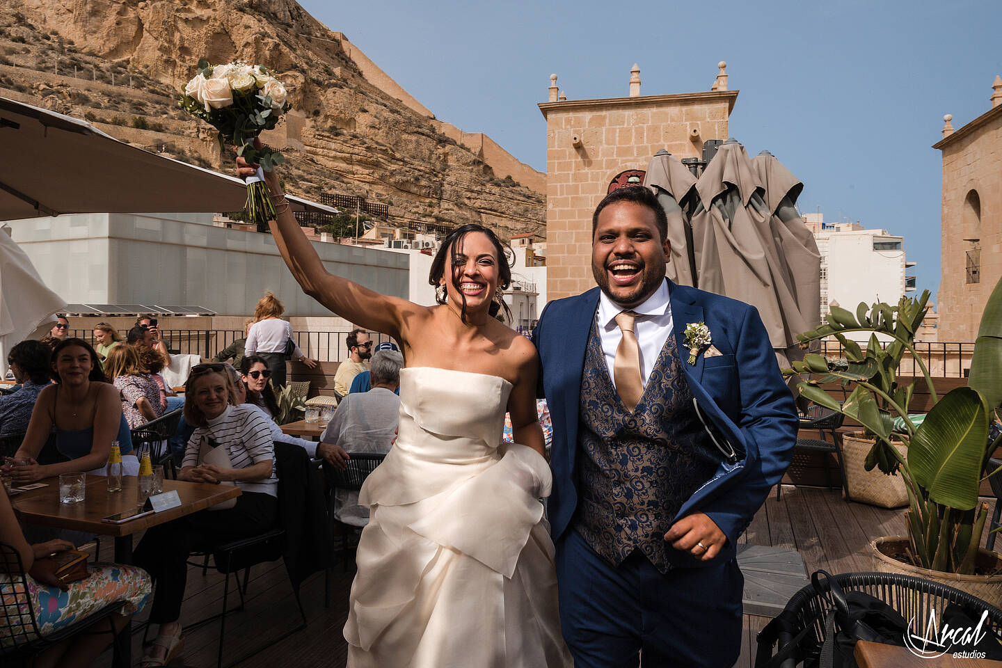 240_Deliana-y-Omar_Fotografía-de-Boda-hotel-meliá-alicante-casamiento-parroquía-santa-maría-de-alicante-fotos-boda-santa-cruz