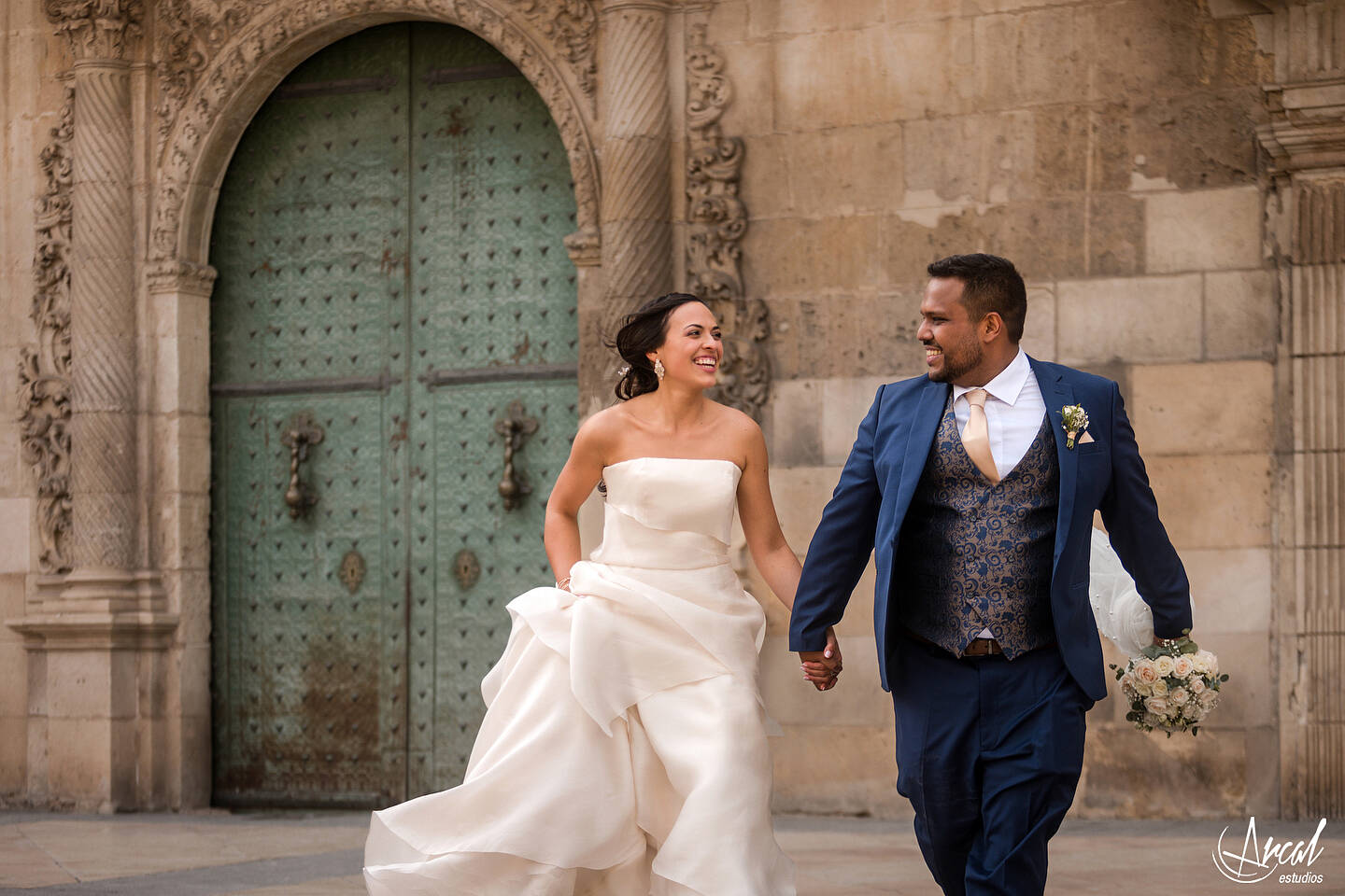 271_Deliana-y-Omar_Fotografía-de-Boda-hotel-meliá-alicante-casamiento-parroquía-santa-maría-de-alicante-fotos-boda-santa-cruz