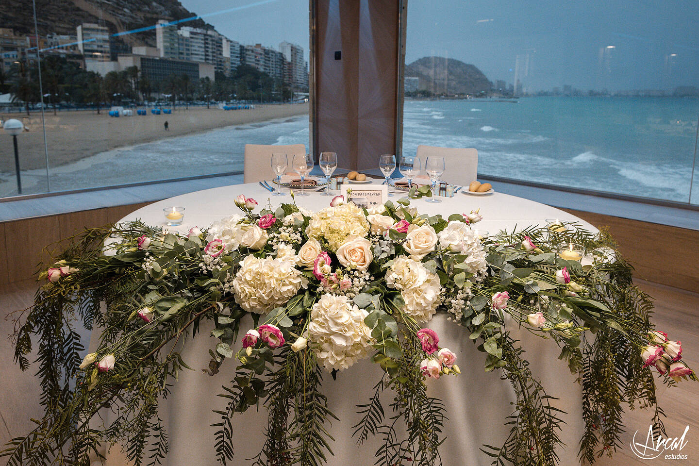 300_Deliana-y-Omar_Fotografía-de-Boda-hotel-meliá-alicante-casamiento-parroquía-santa-maría-de-alicante-fotos-boda-santa-cruz