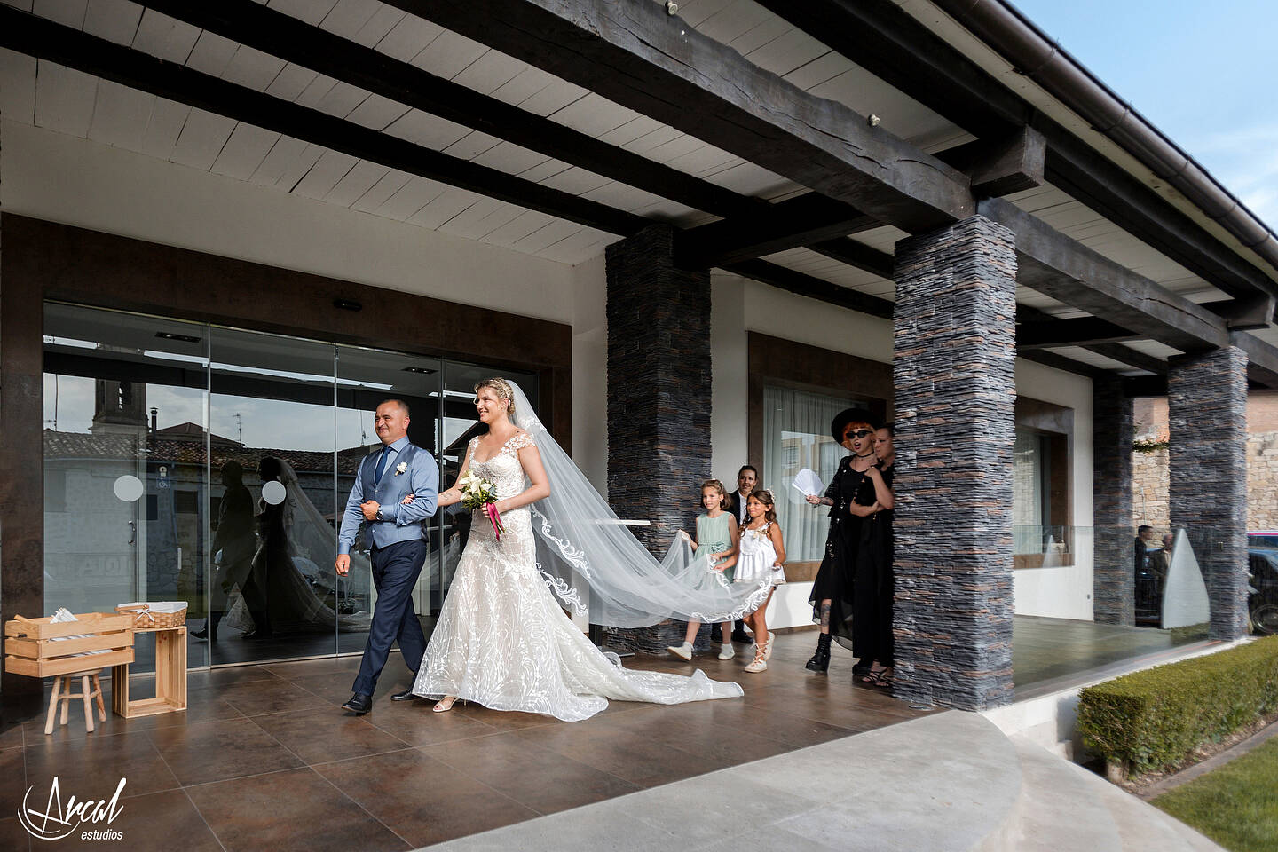 029_Alinushka Alina y Javier y katia la hija - CAsa de él Villalba de la rioja, casa de ella Haro, restaurante casa lola en BerantevillaA