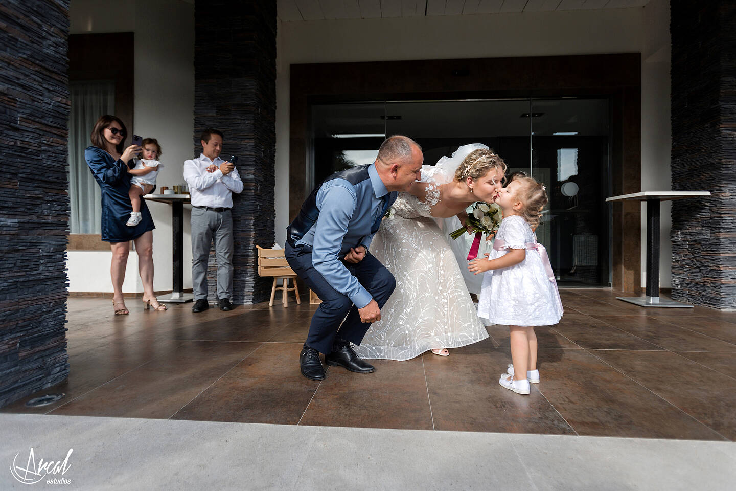 030_Alinushka Alina y Javier y katia la hija - CAsa de él Villalba de la rioja, casa de ella Haro, restaurante casa lola en BerantevillaA