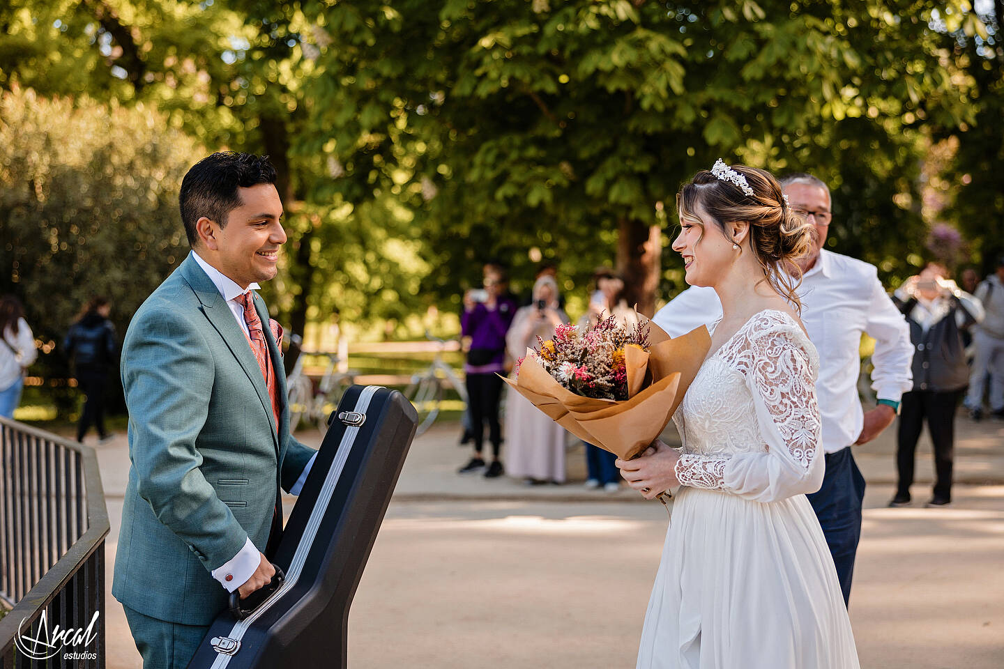 014_Mariola y Héctor, H&M Duo, Elopement Wedding en madrid, notaria frente a la casa de cristal, parque de retiro, notaria, Redes Sociales