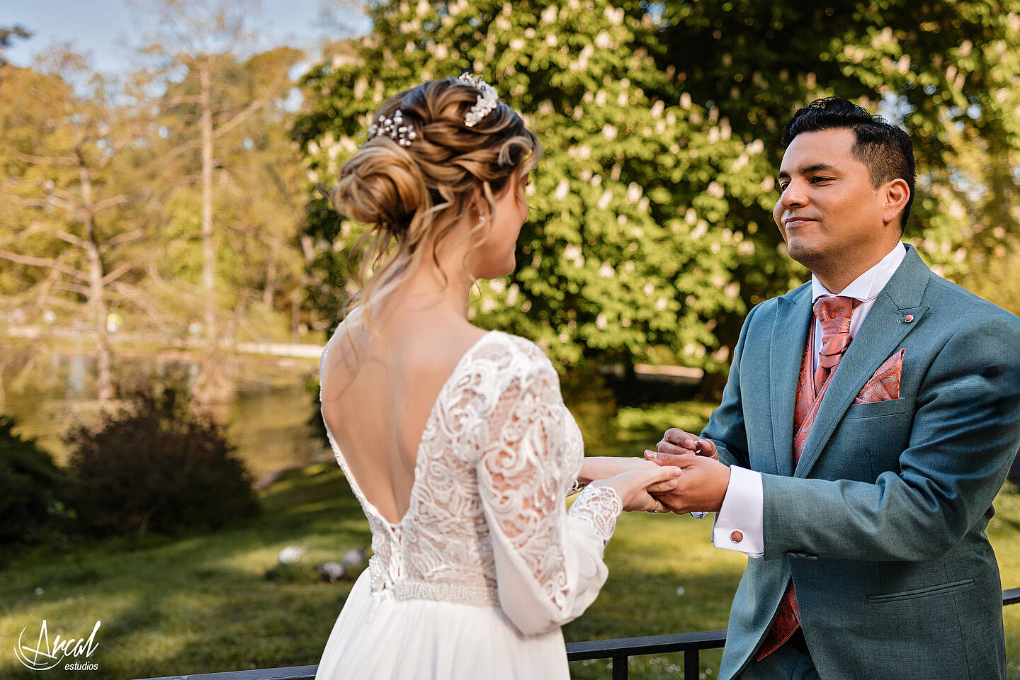 035_Mariola y Héctor, H&M Duo, Elopement Wedding en madrid, notaria frente a la casa de cristal, parque de retiro, notaria, Redes Sociales