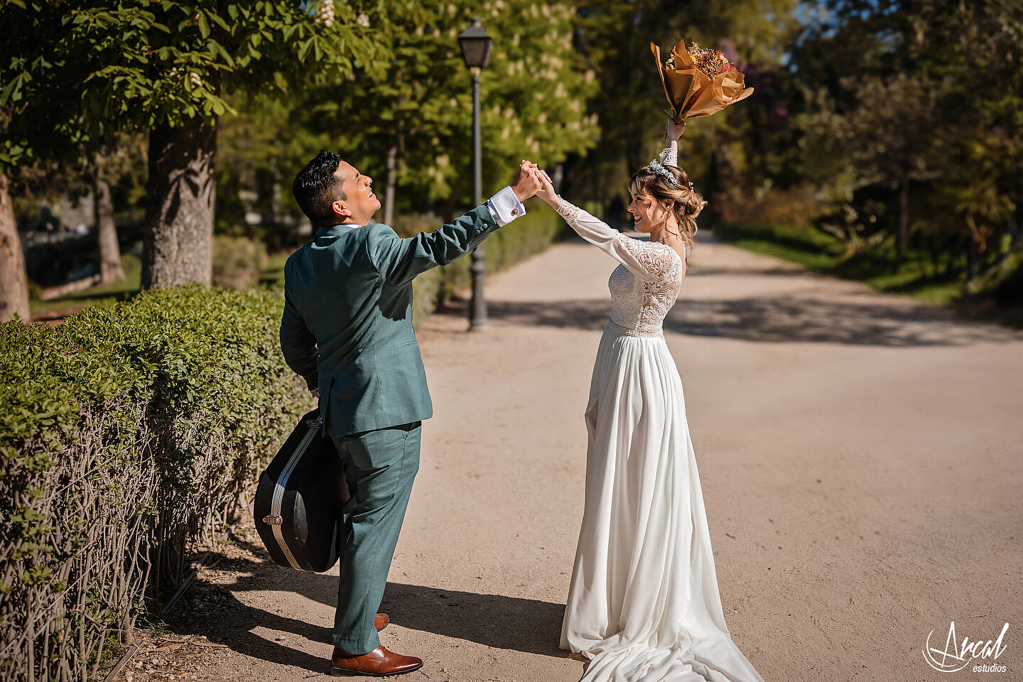 051_Mariola y Héctor, H&M Duo, Elopement Wedding en madrid, notaria frente a la casa de cristal, parque de retiro, notaria, Redes Sociales