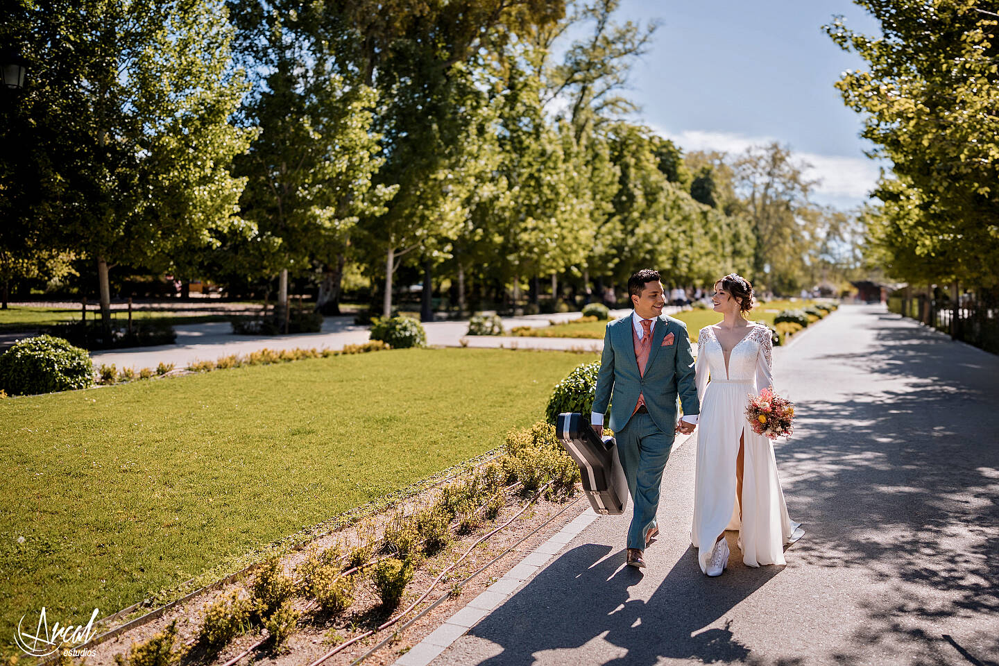090_Mariola y Héctor, H&M Duo, Elopement Wedding en madrid, notaria frente a la casa de cristal, parque de retiro, notaria, Redes Sociales