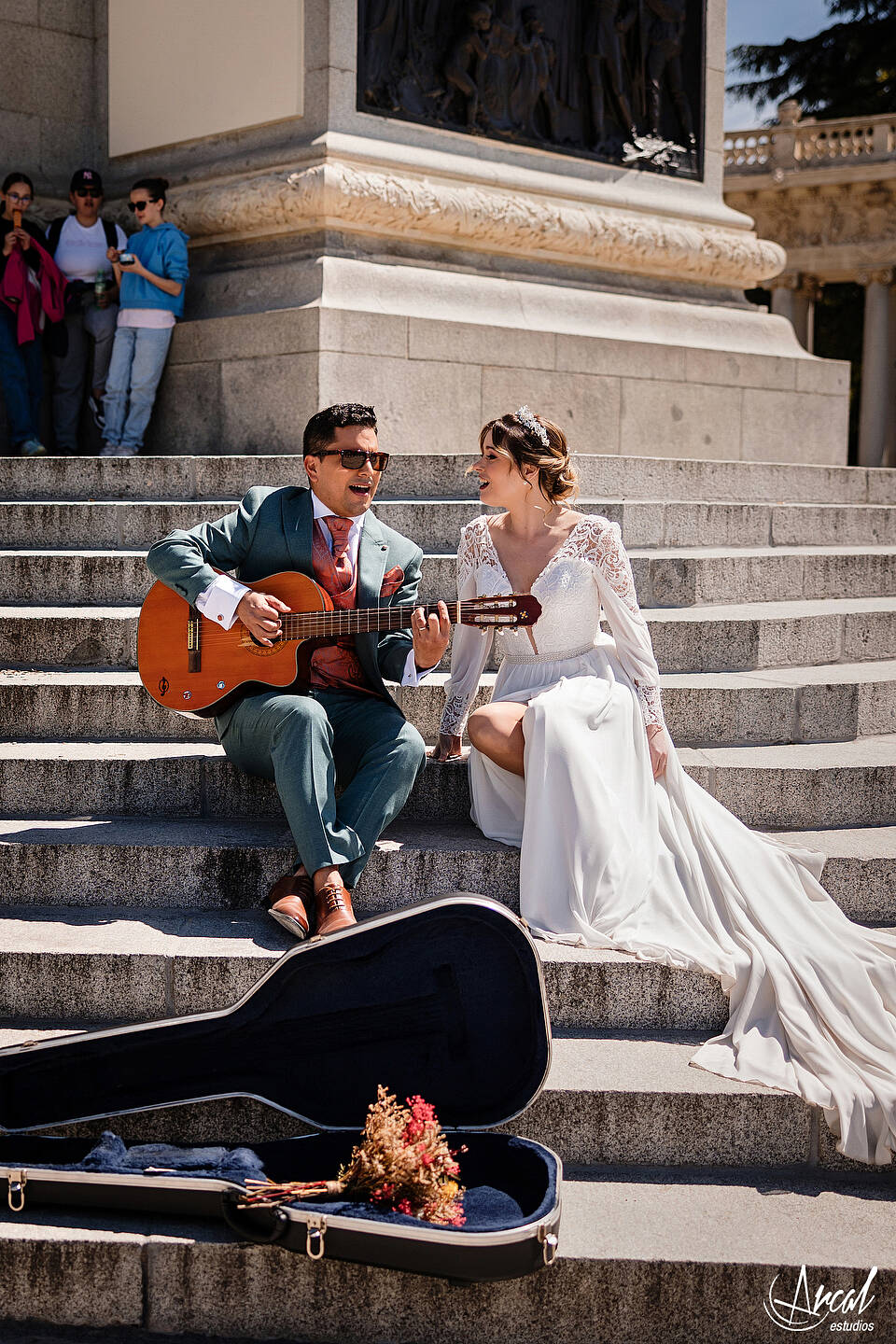 198_Mariola y Héctor, H&M Duo, Elopement Wedding en madrid, notaria frente a la casa de cristal, parque de retiro, notaria, Redes Sociales