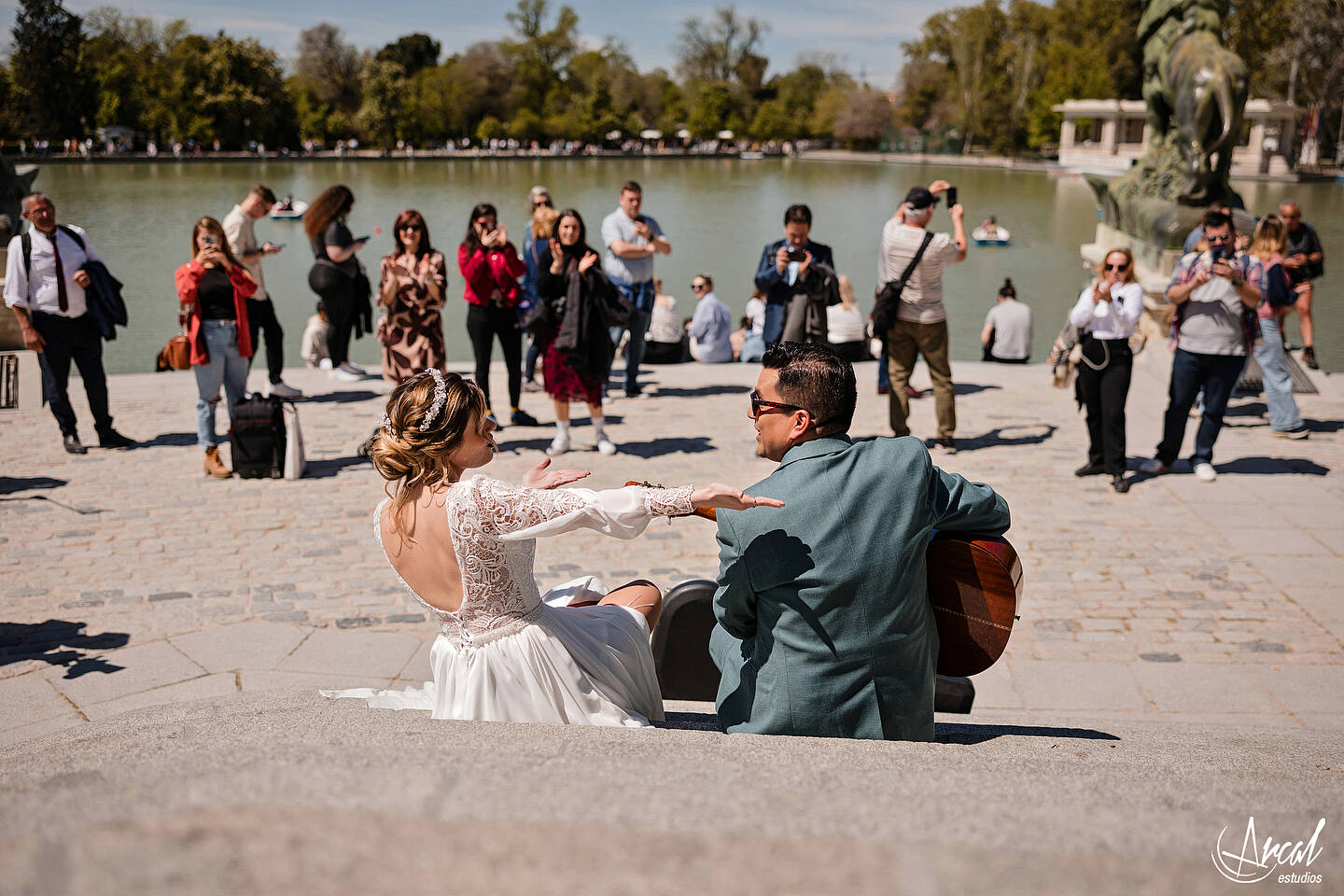 205_Mariola y Héctor, H&M Duo, Elopement Wedding en madrid, notaria frente a la casa de cristal, parque de retiro, notaria, Redes Sociales