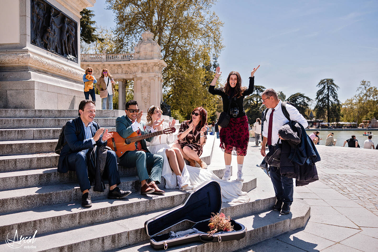 209_Mariola y Héctor, H&M Duo, Elopement Wedding en madrid, notaria frente a la casa de cristal, parque de retiro, notaria, Redes Sociales