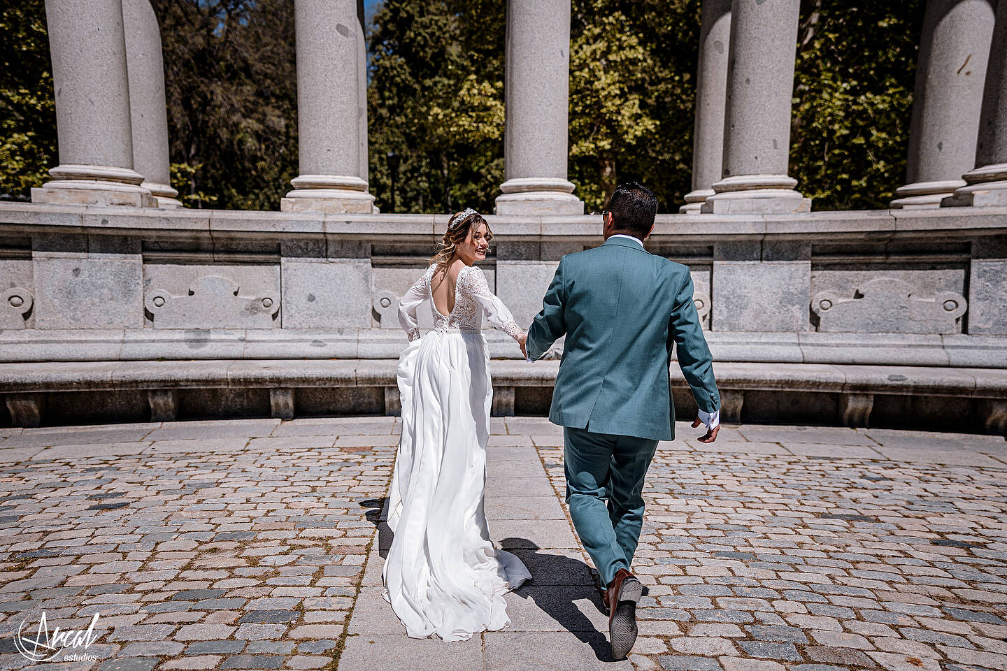 225_Mariola y Héctor, H&M Duo, Elopement Wedding en madrid, notaria frente a la casa de cristal, parque de retiro, notaria, Redes Sociales