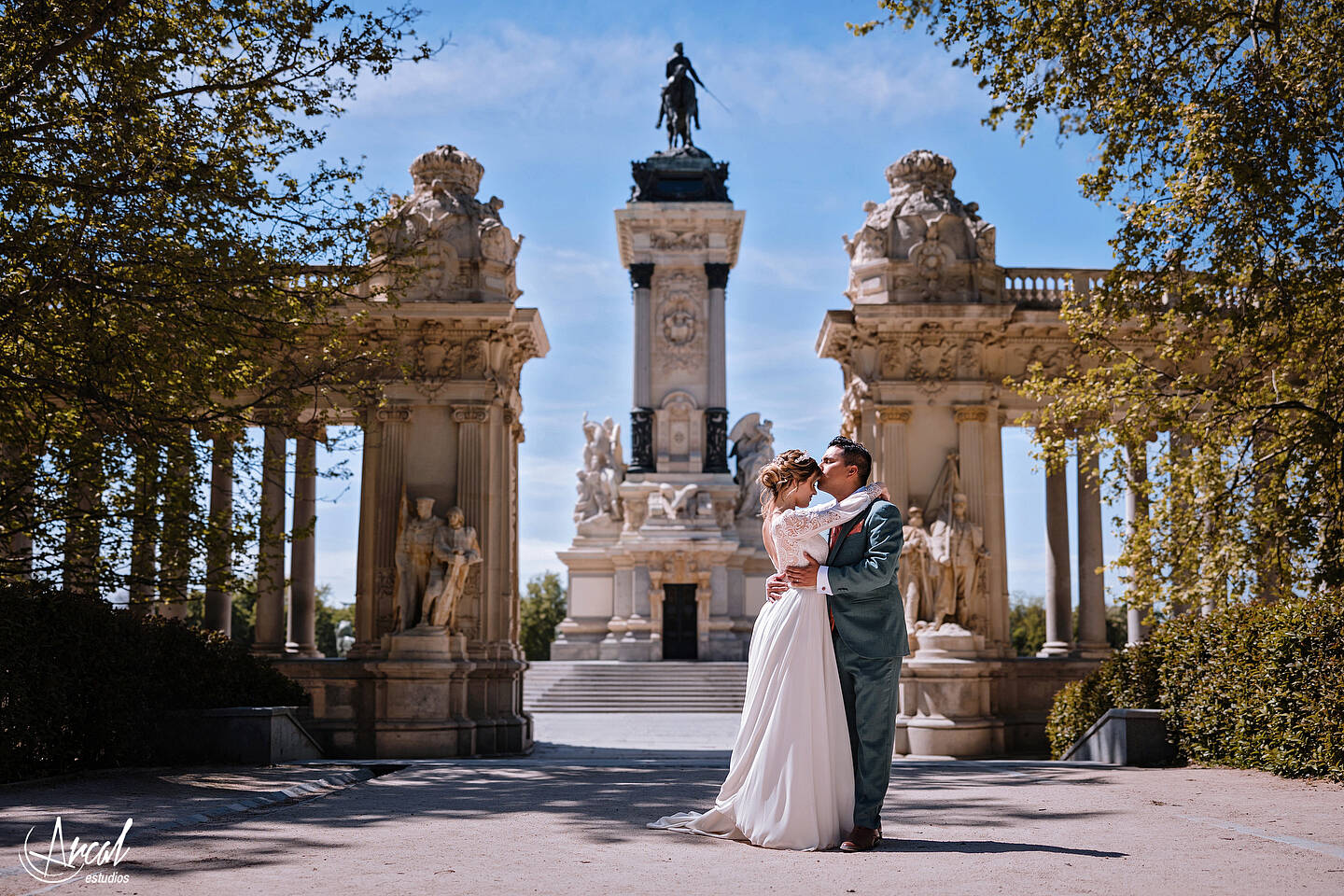 240_Mariola y Héctor, H&M Duo, Elopement Wedding en madrid, notaria frente a la casa de cristal, parque de retiro, notaria, Redes Sociales