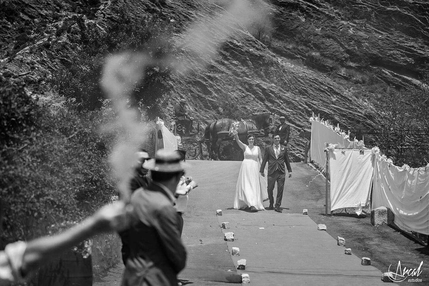 246_Alicia y Jose, casamiento en Parroquia de San Simón y San Judas y boda en finca en Alcalá de la Selva, Teruel.jpg_BYN