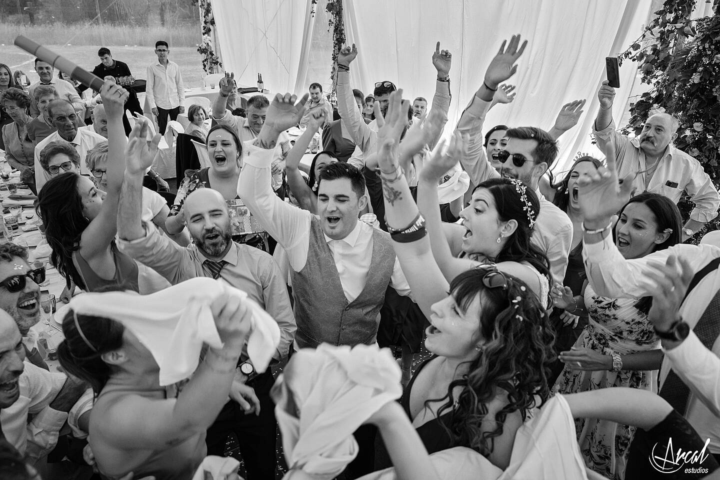 421_Alicia y Jose, casamiento en Parroquia de San Simón y San Judas y boda en finca en Alcalá de la Selva, Teruel.jpg_BYN