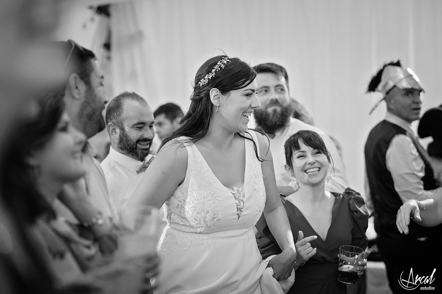495_Alicia y Jose, casamiento en Parroquia de San Simón y San Judas y boda en finca en Alcalá de la Selva, Teruel.jpg_BYN