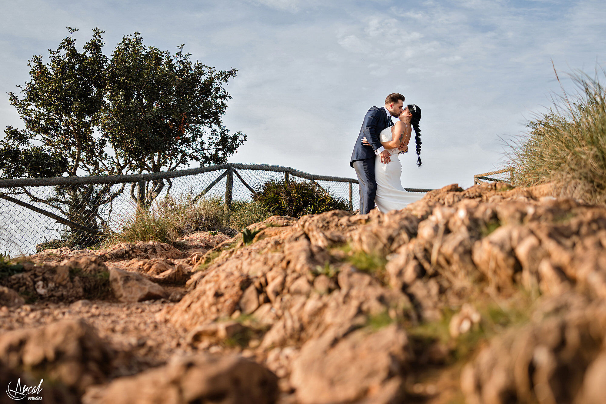 012_mari-a-del-mar-y-alberto-fotos-de-post-boda-en-torre-vigia-de-cerro-gordo-y-playa-de-la-herradura-granada-espan-aa-Mejorado-SR