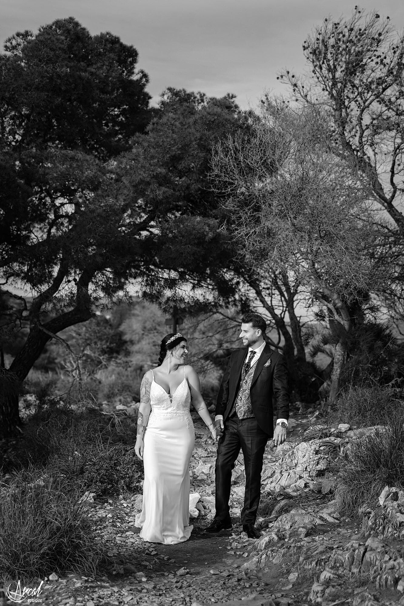 024_mari-a-del-mar-y-alberto-fotos-de-post-boda-en-torre-vigia-de-cerro-gordo-y-playa-de-la-herradura-granada-espan-aa-Mejorado-SR