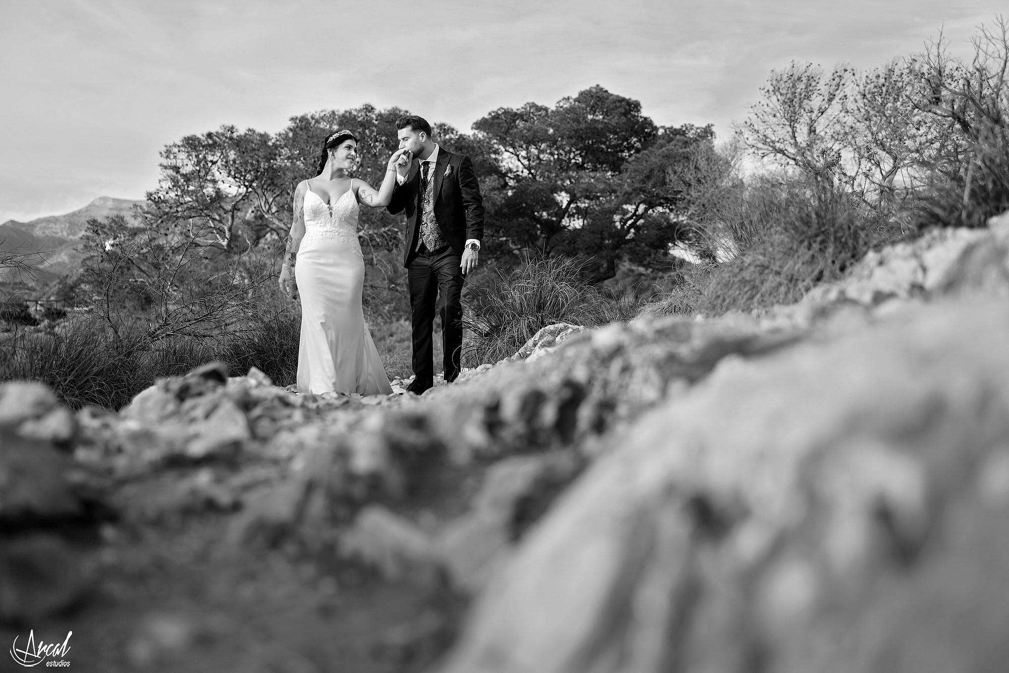 025_mari-a-del-mar-y-alberto-fotos-de-post-boda-en-torre-vigia-de-cerro-gordo-y-playa-de-la-herradura-granada-espan-aa-Mejorado-SR