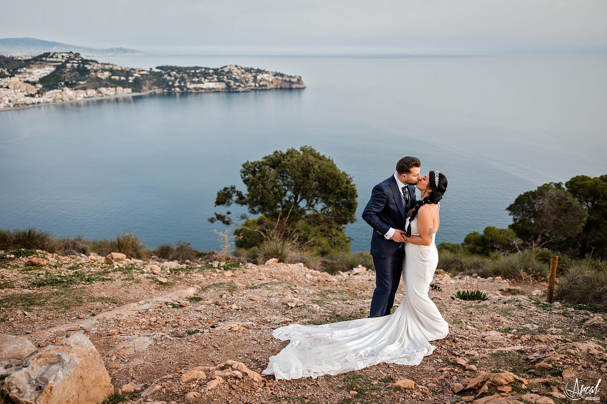 044_mari-a-del-mar-y-alberto-fotos-de-post-boda-en-torre-vigia-de-cerro-gordo-y-playa-de-la-herradura-granada-espan-a-Mejorado-SR