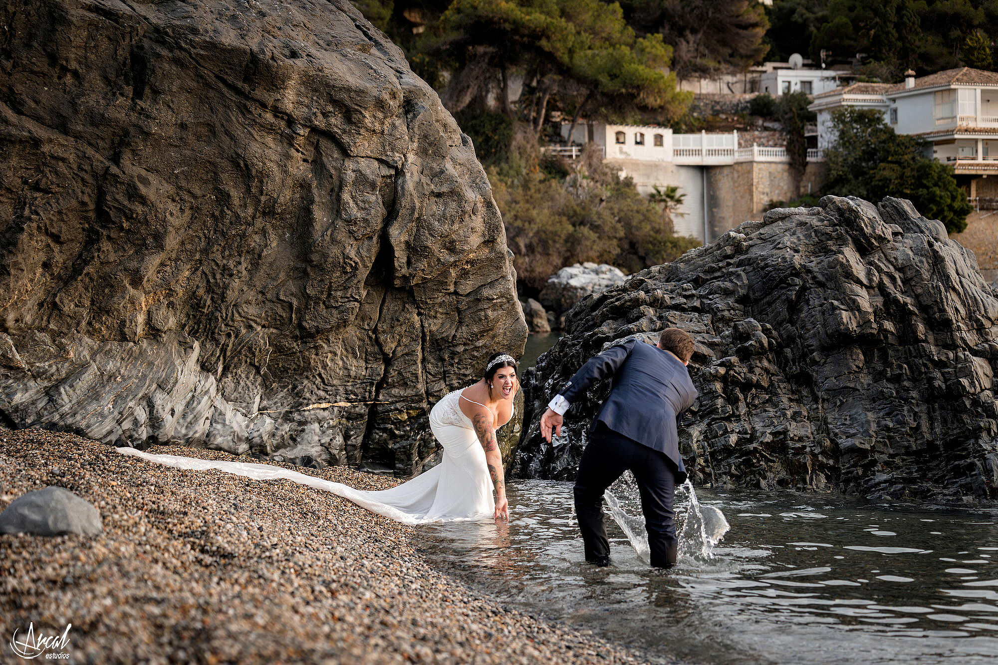 063_mari-a-del-mar-y-alberto-fotos-de-post-boda-en-torre-vigia-de-cerro-gordo-y-playa-de-la-herradura-granada-espan-aa-Mejorado-SR