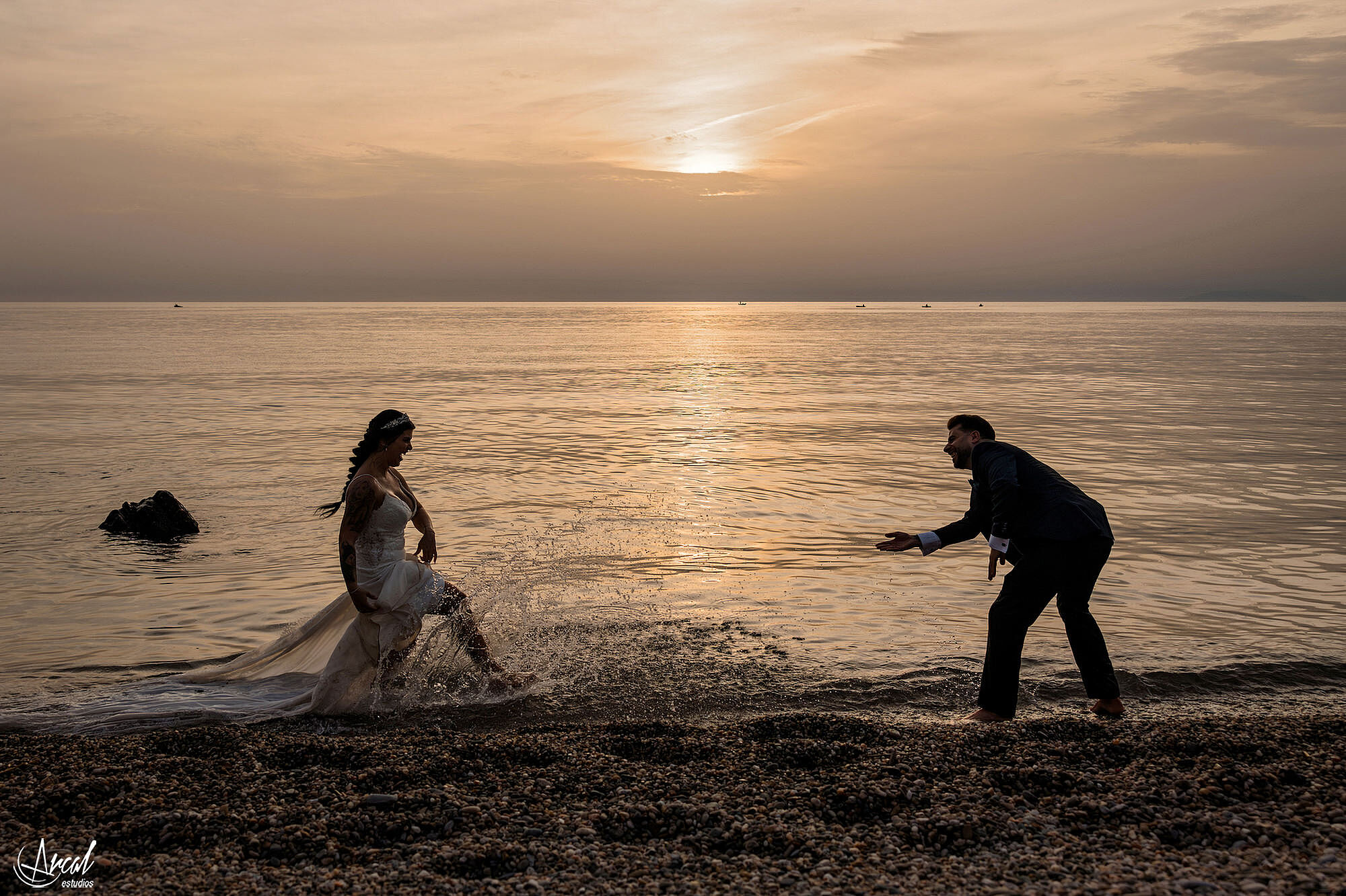 070_mari-a-del-mar-y-alberto-fotos-de-post-boda-en-torre-vigia-de-cerro-gordo-y-playa-de-la-herradura-granada-espan-aa-Mejorado-SR