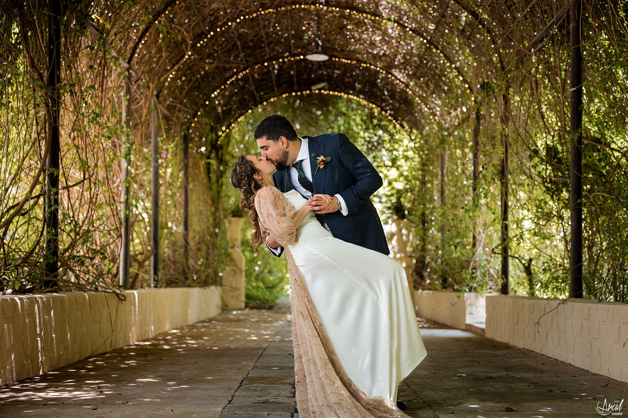 267_fotos-pareja-boda-anais-antonio-arcalestudios-jardinesdeabril-alicante.JPG_RRSS