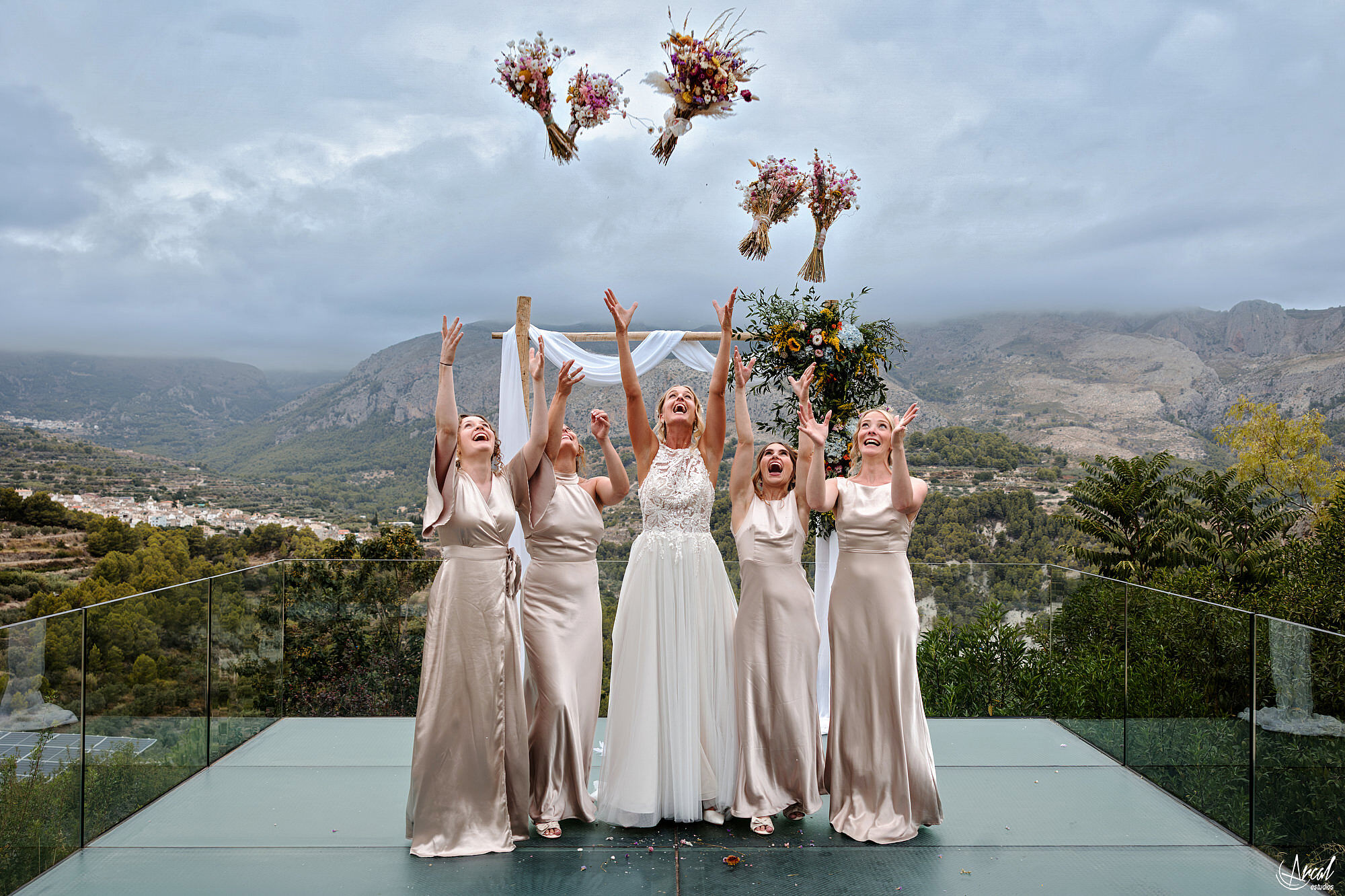 031_boda-vivood-landscape-hotel-guadalest-novios-rio-hamish-arcal-estudios