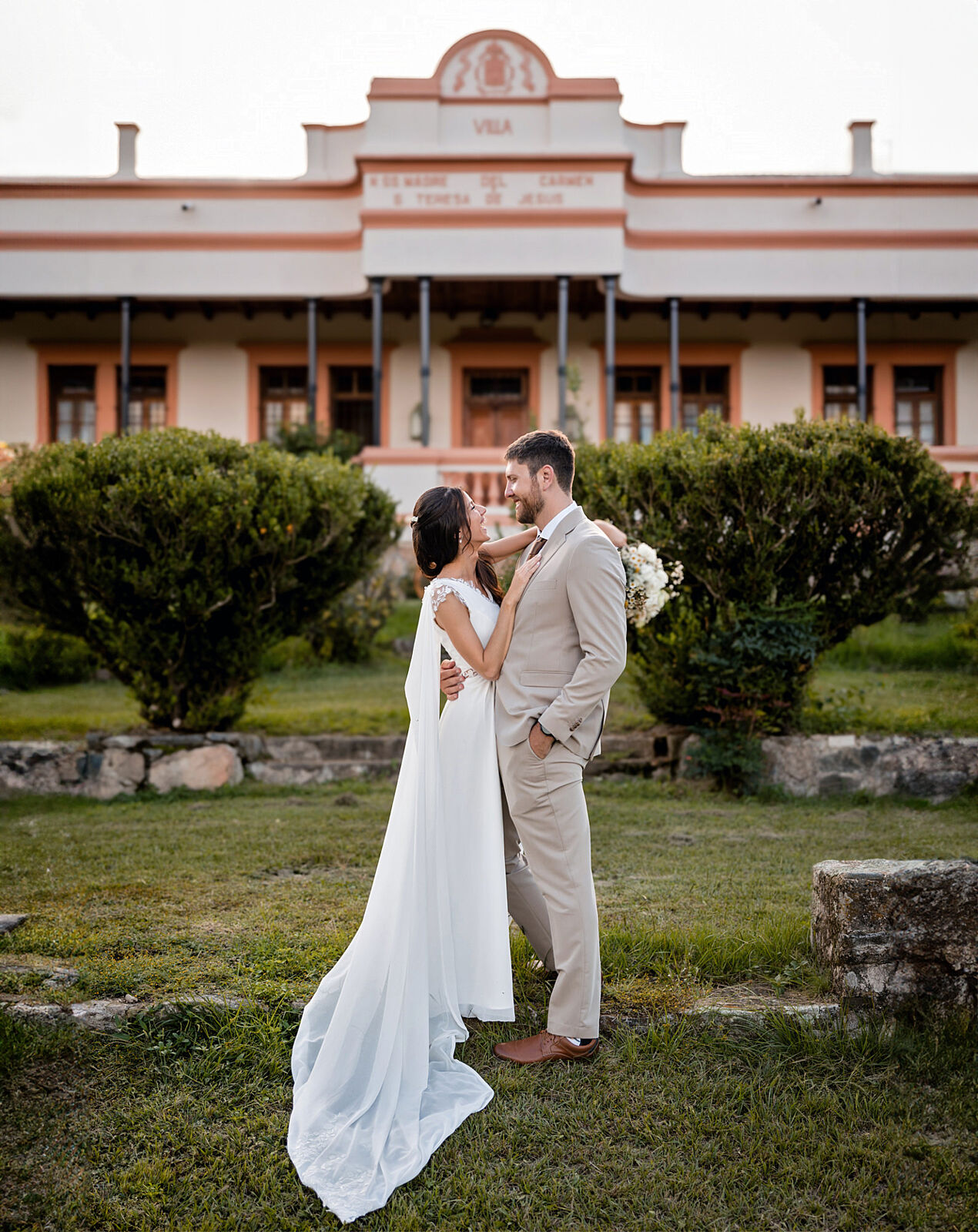 Pía y Nico en un retrato vertical del día de su boda