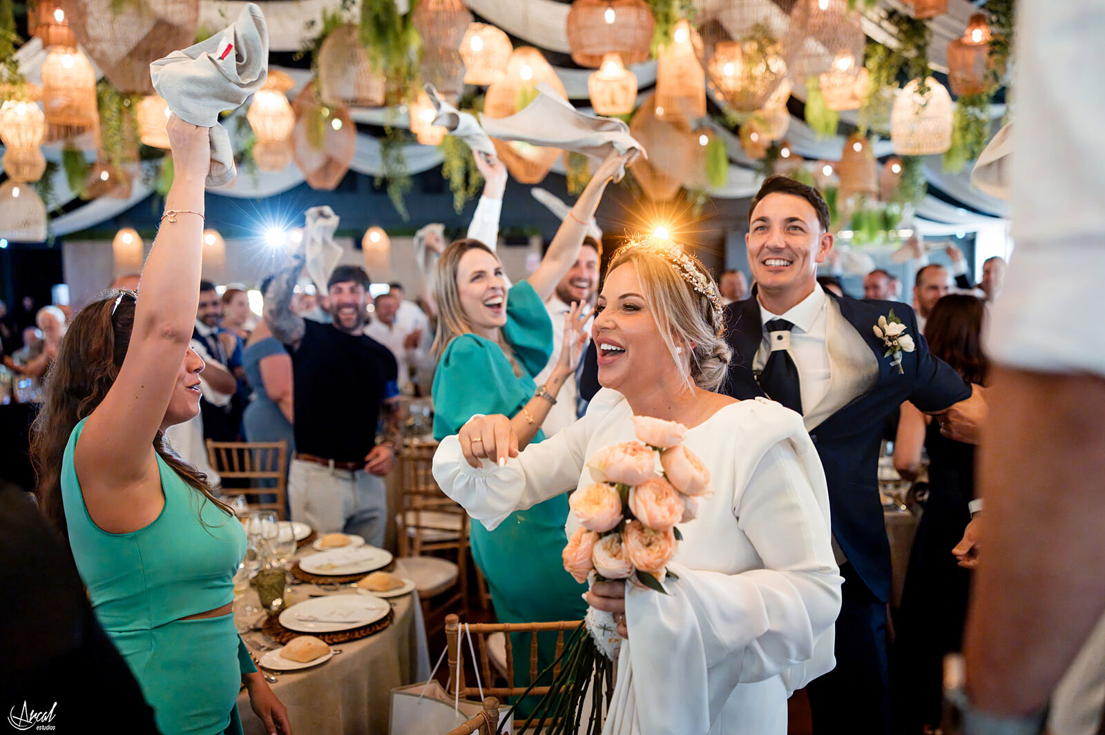 Momentos emotivos de boda en Aspe por Arcal Estudios